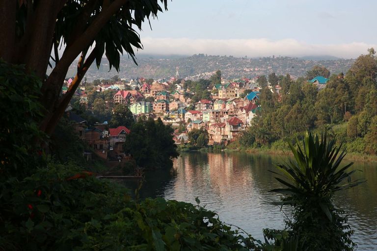 Photo: Photo MONUSCO / Abel Kavanagh (Flickr: Dawn on lake Kivu) [CC BY-SA 2.0 (http://creativecommons.org/licenses/by-sa/2.0)], via Wikimedia Commons